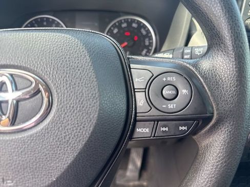 Used 2021 Toyota RAV4 XLE AWD/4WD image 17