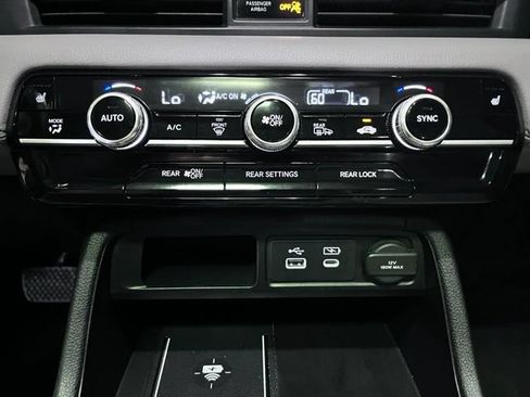 Used 2023 Honda Pilot Touring image 32