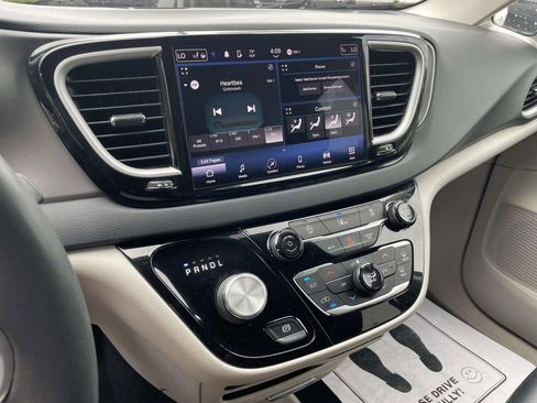 Used 2022 Chrysler Pacifica Touring-L FWD image 23