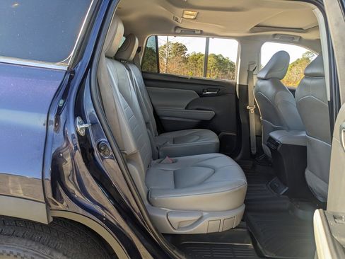 Used 2021 Toyota Highlander XLE image 47