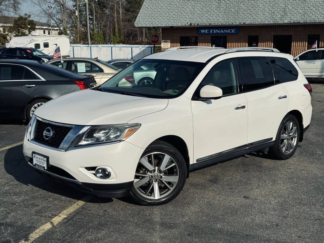 Used 2014 Nissan Pathfinder Platinum AWD/4WD image 2