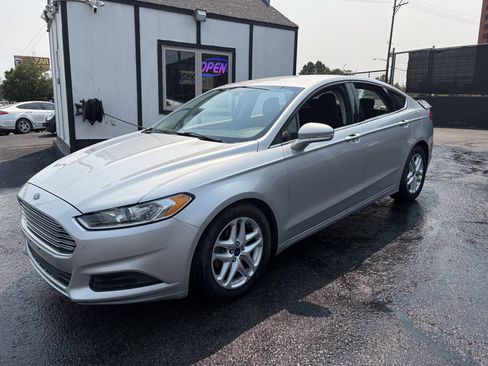 Used 2015 Ford Fusion SE FWD image 1