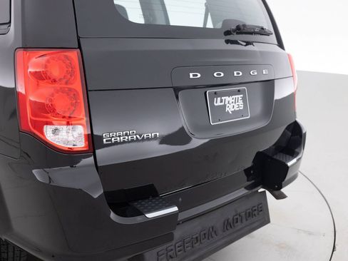 Used 2016 Dodge Grand Caravan American Value Package FWD image 17
