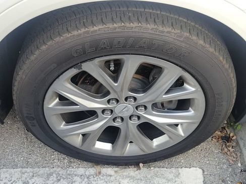 Used 2020 Cadillac XT5 Sportv w/ LPO, Illumination Package AWD/4WD image 3