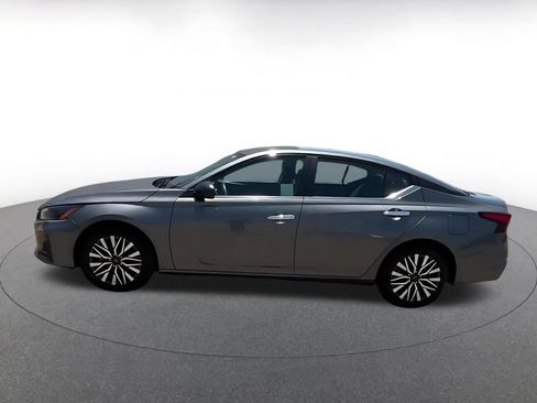 Used 2025 Nissan Altima 2.5 SV FWD image 8