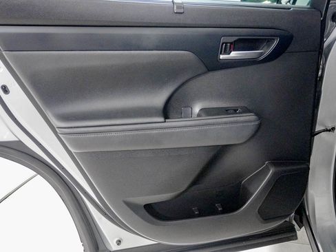 Used 2021 Toyota Highlander XLE image 38