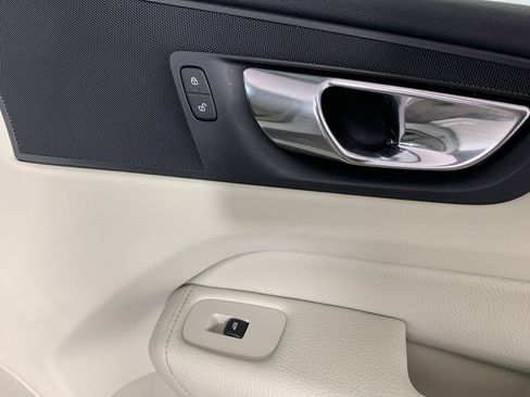 Used 2019 Volvo XC60 T5 Momentum w/ Premium Package image 41