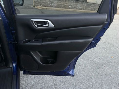 Used 2018 Nissan Pathfinder SV image 32