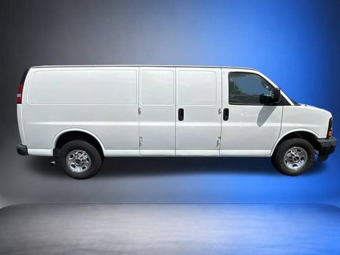 Certified 2017 GMC Savana 2500 Extended RWD image 5