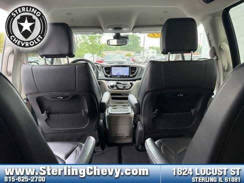 Used 2023 Chrysler Pacifica Touring-L FWD image 15