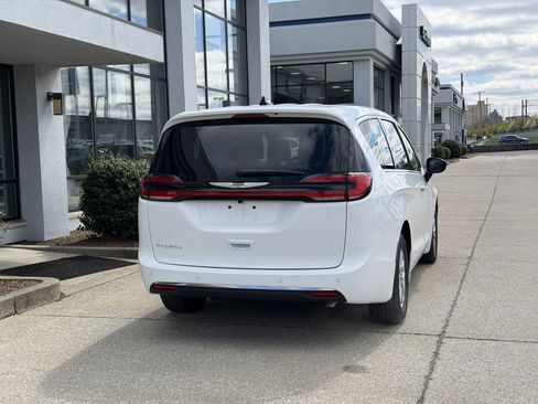 New 2026 Chrysler Pacifica Select image 5