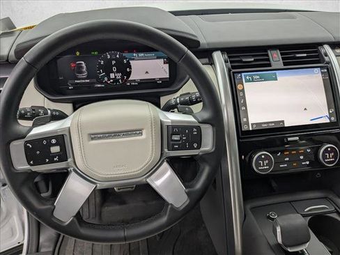 Used 2025 Land Rover Discovery Metropolitan Edition image 12