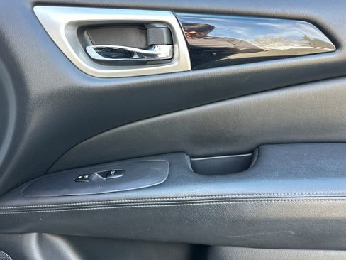 Used 2018 Nissan Pathfinder SV image 24