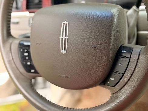 Used 2005 Lincoln Town Car Signature image 32