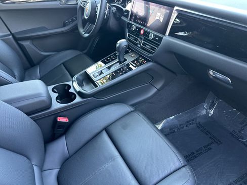Certified 2025 Porsche Macan AWD/4WD image 17