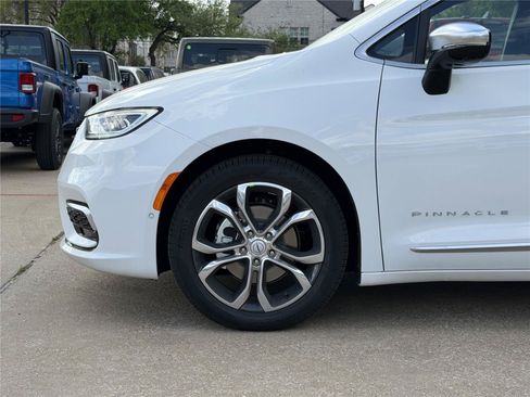 New 2026 Chrysler Pacifica Pinnacle w/ Trailer Tow Group FWD image 9