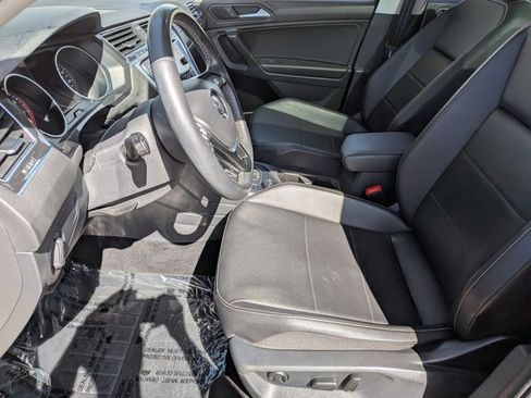 Used 2021 Volkswagen Tiguan SE w/ Panoramic Sunroof Package image 12