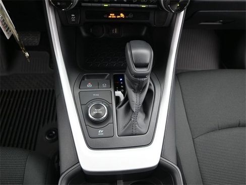 Used 2025 Toyota RAV4 LE image 7