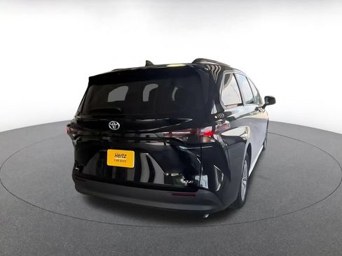 Used 2025 Toyota Sienna XLE FWD image 13