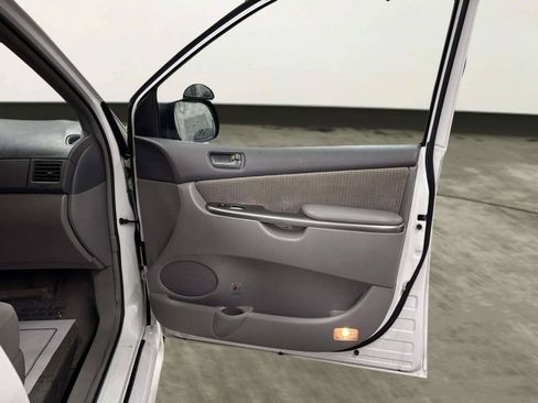 Used 2010 Toyota Sienna LE FWD image 22