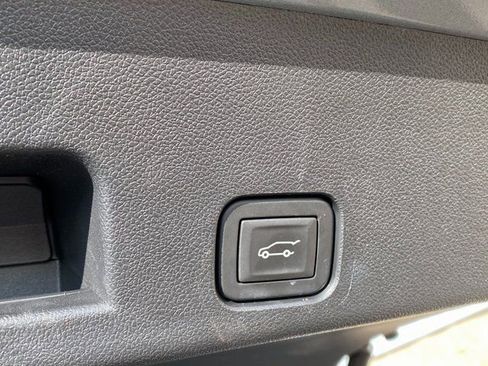 Used 2025 Chevrolet Traverse LT image 11