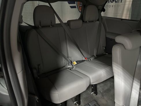 Used 2019 Toyota Sienna XLE image 22