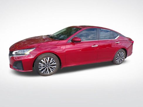 Used 2024 Nissan Altima 2.5 SV w/ SV Premium Package FWD image 3