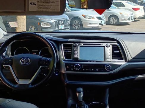 Used 2017 Toyota Highlander SE AWD/4WD image 21
