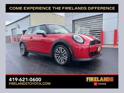 Used 2025 MINI Cooper 2-Door Hardtop FWD image 1