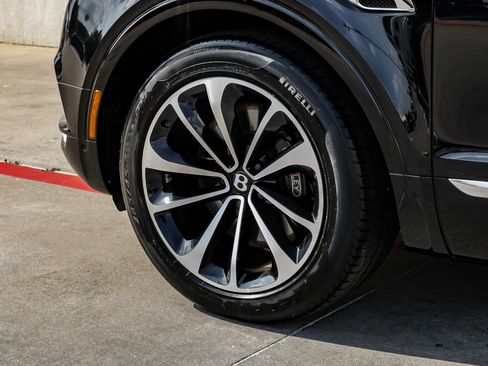 Used 2017 Bentley Bentayga image 58