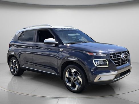 Certified 2025 Hyundai Venue Limited FWD image 9
