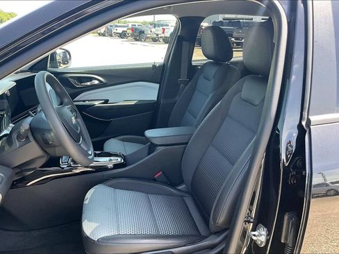 Used 2025 Chevrolet Trax LT FWD image 18