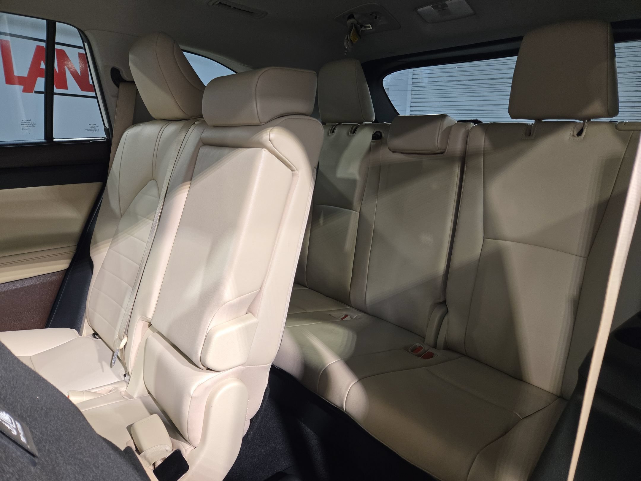Used 2022 Toyota Highlander XLE FWD image 37
