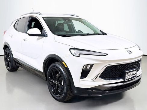 Used 2024 Buick Encore GX Sport Touring AWD/4WD image 3