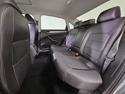 Certified 2022 Volkswagen Passat 2.0T SE image 20