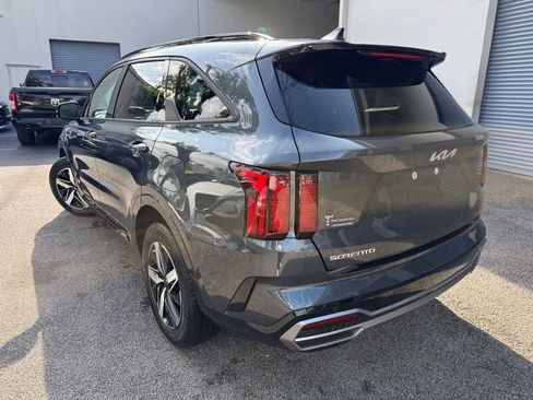 Used 2023 Kia Sorento S w/ Panoramic Sunroof Package FWD image 4