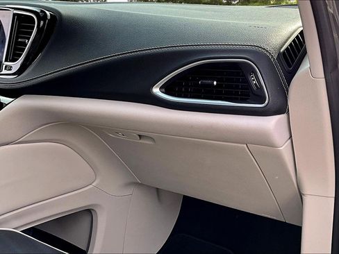 Used 2022 Chrysler Pacifica Limited image 28