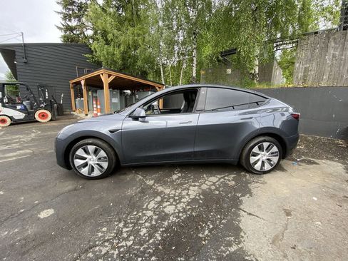 Used 2023 Tesla Model Y Long Range AWD/4WD image 3