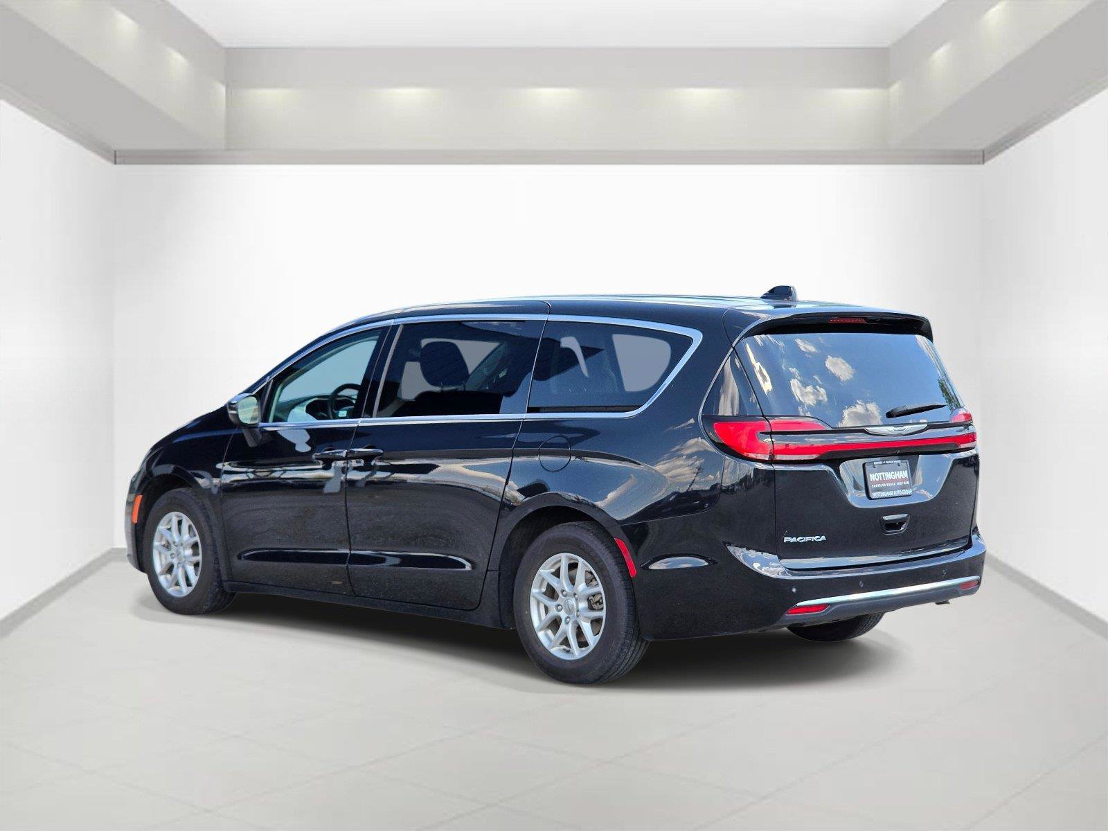 Used 2023 Chrysler Pacifica Touring-L FWD image 4