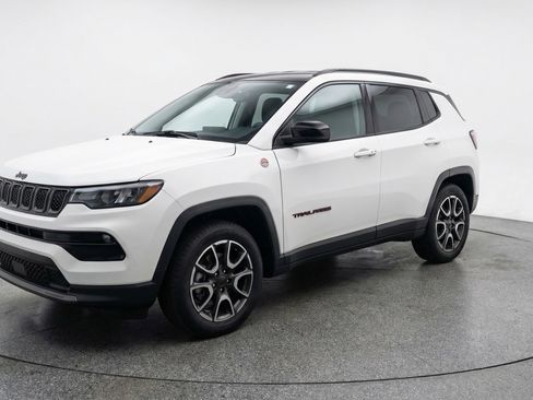 Used 2025 Jeep Compass Trailhawk AWD/4WD image 3