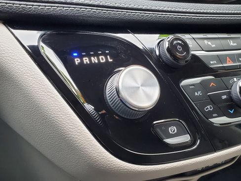 Used 2021 Chrysler Pacifica Touring-L image 21