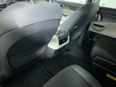 Used 2024 Kia Carnival LX image 30