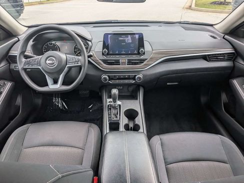 Used 2025 Nissan Altima 2.5 SV FWD image 13