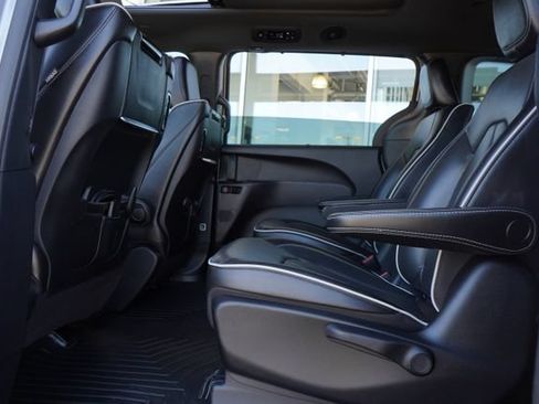 Used 2021 Chrysler Pacifica Limited w/ Uconnect Theater Family Group FWD image 25