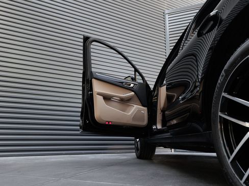 Certified 2026 Porsche Macan AWD/4WD image 13