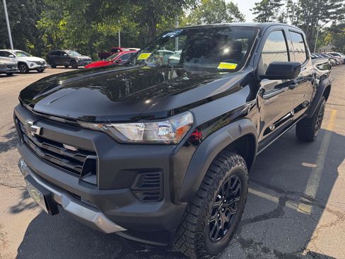 Certified 2024 Chevrolet Colorado Trail Boss w/ Technology Package AWD/4WD image 3