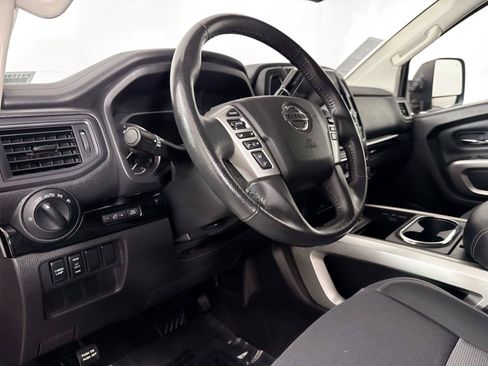 Used 2022 Nissan Titan SV w/ SV Convenience Package RWD image 4