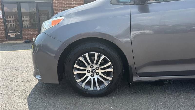 Used 2018 Toyota Sienna XLE w/ XLE Navigation Package FWD image 5