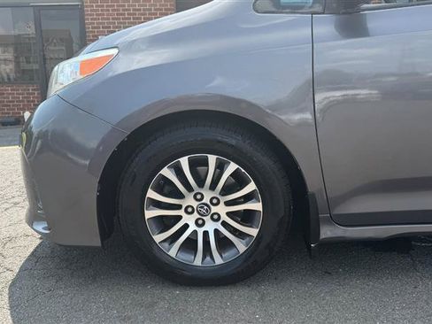 Used 2018 Toyota Sienna XLE w/ XLE Navigation Package FWD image 5