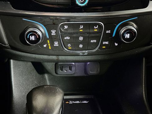 Used 2022 Chevrolet Traverse LT image 16